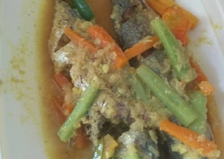 Cara membuat Ikan kembung acar kuning yang enak dan Mudah Dibuat