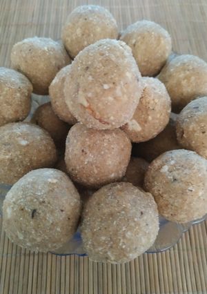 आटा और मेवे के पौष्टिक लड्डू(Aata aur mawe ke paustik laddu reci रेसिपी मुख्य फोटो