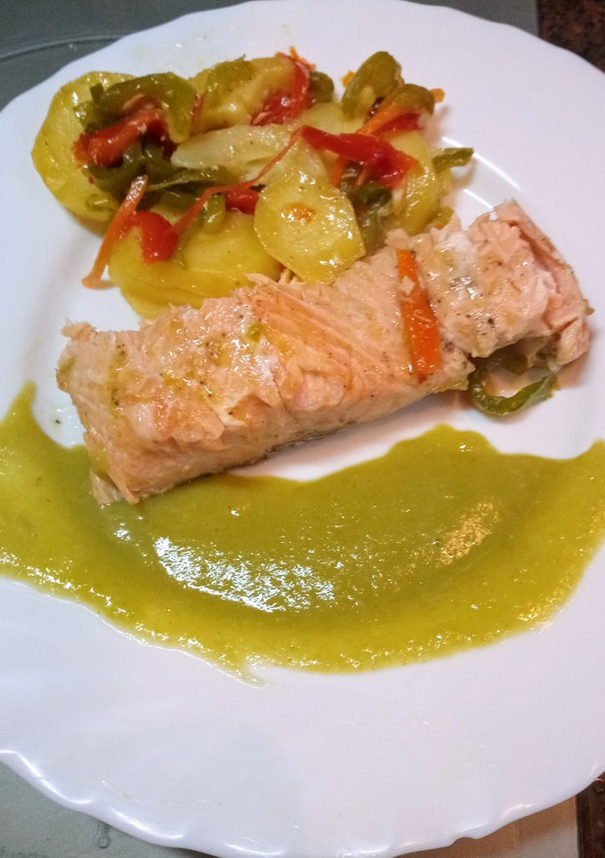 Una foto de Salmón en papillote con salsa de espárragos