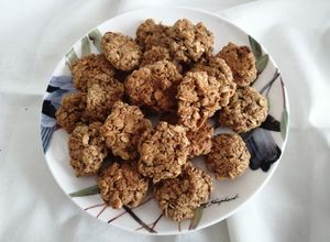 Foto di Biscottini ai fiocchi d' avena e nocciole (senza farina)
