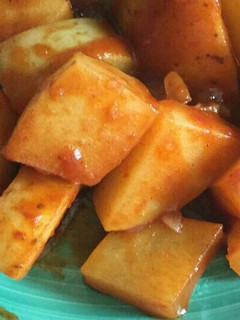 Una foto de Patatas con salsa BBQ y un toque de picante.ॐ