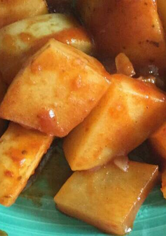 Una foto de Patatas con salsa BBQ y un toque de picante.ॐ