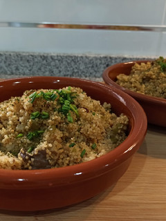 Una foto de Quinoa con setas 🍄y verduras🍴