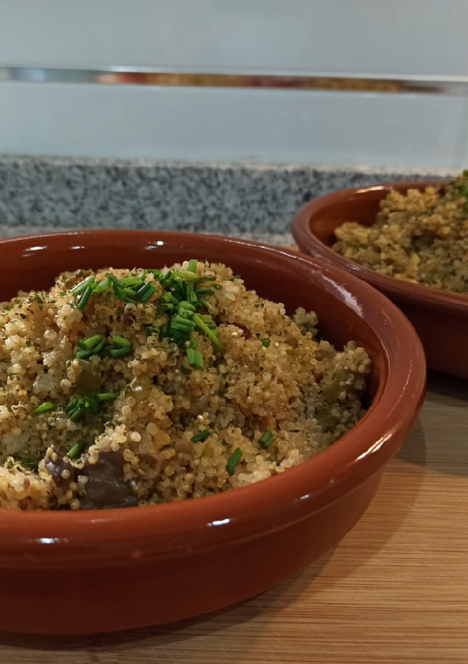 Una foto de Quinoa con setas 🍄y verduras🍴