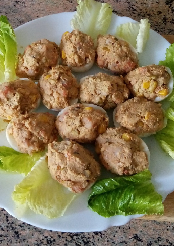 Una foto de Huevos rellenos y pesto