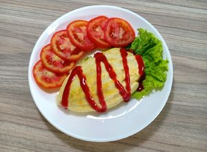 Hình của món Cơm chiên xúc xích bọc trứng (Omurice biến tấu kiểu VN).