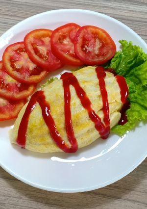 Hình của món Cơm chiên xúc xích bọc trứng (Omurice biến tấu kiểu VN).