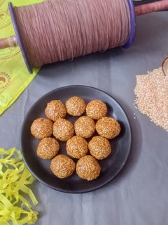 તલ ના લાડુ (Til Ladoo Recipe In Gujarati) રેસીપી મુખ્ય ફોટો