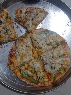 कॉर्न पिज़्ज़ा (corn pizza recipe in Hindi) रेसिपी मुख्य फोटो