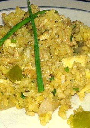 Una foto de Arroz chino casero 😋🍲