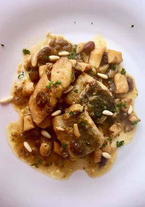 Foto principal de Lomos de bacalao al jerez con pasas y piñones