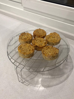 Una foto de Muffins o budín de avena y fruta