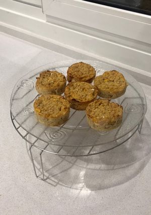 Una foto de Muffins o budín de avena y fruta