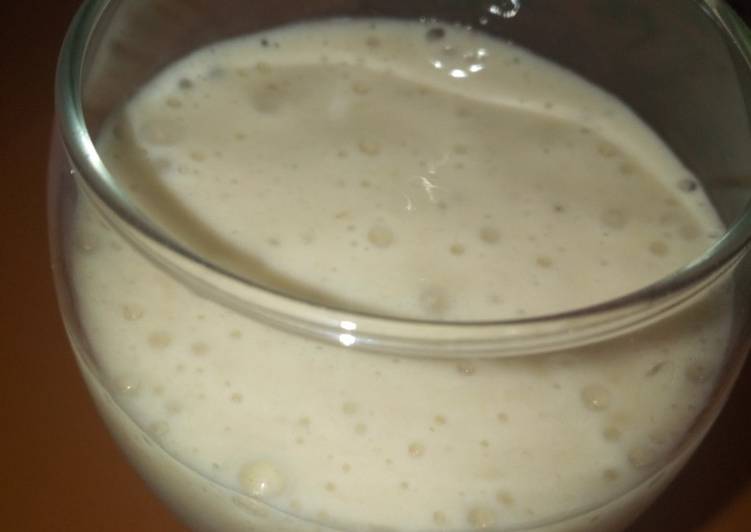 Simple Way to Prepare Homemade Banana smoothie (Xubeedat Cuisine)