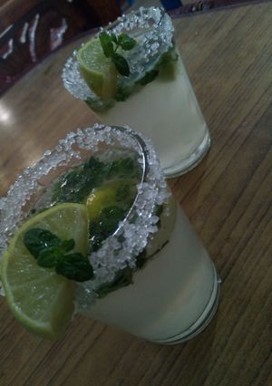 A picture of Virgin mojito mocktails.