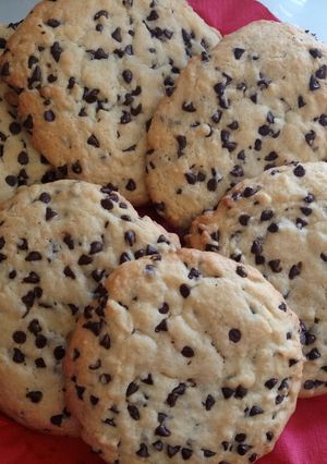 A picture of Giant choc chip cookies alla Fluffy.
