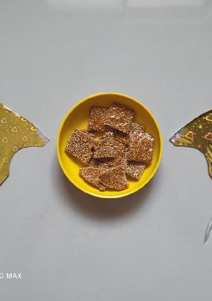 તલની ચીકી (Til Chikki Recipe In Gujarati) રેસીપી મુખ્ય ફોટો