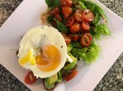 Una foto de avocado toast palta