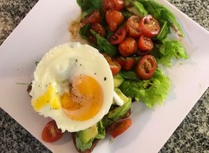 Una foto de Avocado toast | Tostada integral con palta y huevo -