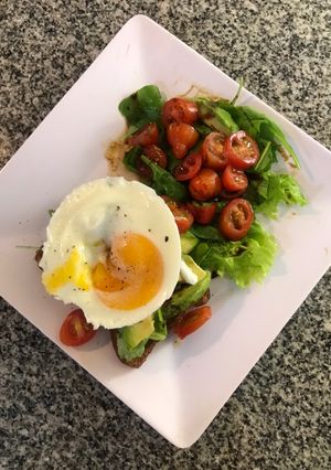 Una foto de Avocado toast | Tostada integral con palta y huevo -