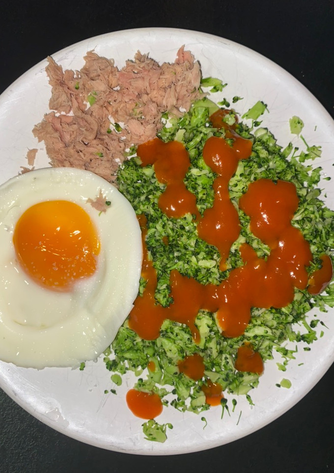 Una foto de Brócoli con huevo al microondas