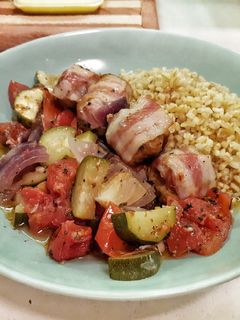 Baconbe tekert fasírtgolyók, vele sült zöldségágyon recept fotója