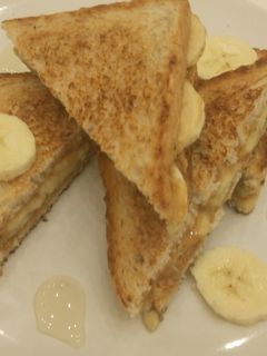 Mogyoróvajas, banános toast recept fotója