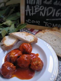 Una foto de Albóndigas con tomate