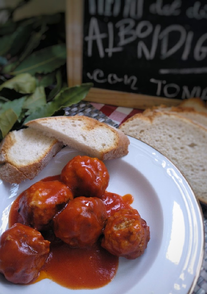 Una foto de Albóndigas con tomate