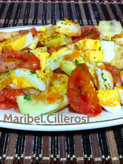 Una foto de Ensalada de tomate, huevo y pepino