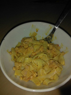 Una foto de Tallarimis (tallarines de pescado) al curry
