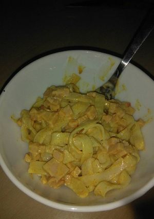 Una foto de Tallarimis (tallarines de pescado) al curry