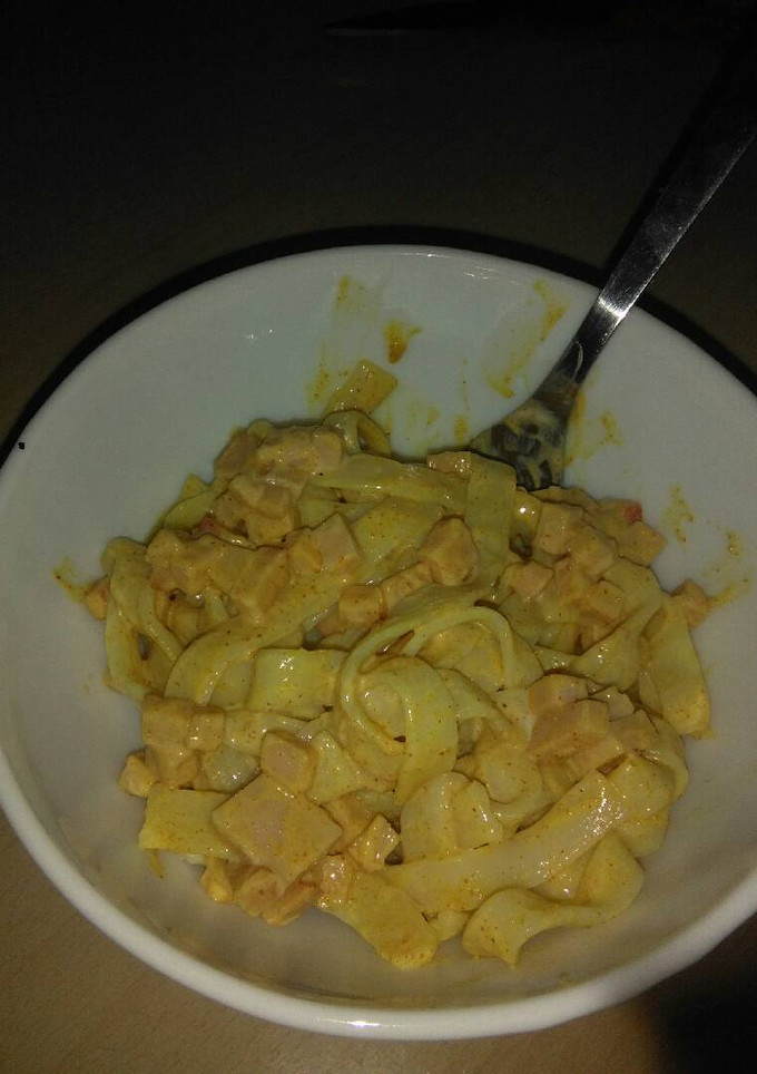 Una foto de Tallarimis (tallarines de pescado) al curry