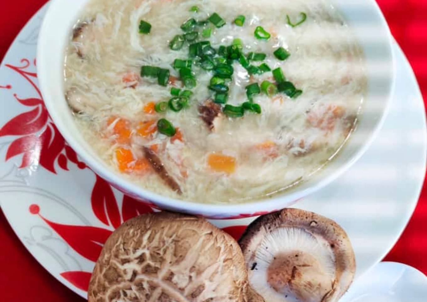 Sup telur dengan jamur dan wortel