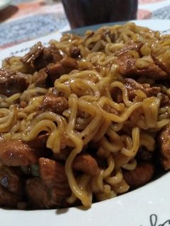 Una foto de Fideos de arroz con pollo salteado al estilo oriental