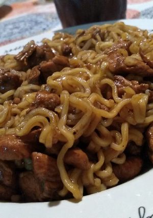 Una foto de Fideos de arroz con pollo salteado al estilo oriental