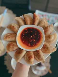 Hình của món Gyoza nhân thịt và bắp cải.