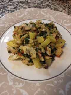 Una foto de Revuelto de merluza con verduras