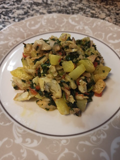 Una foto de Revuelto de merluza con verduras