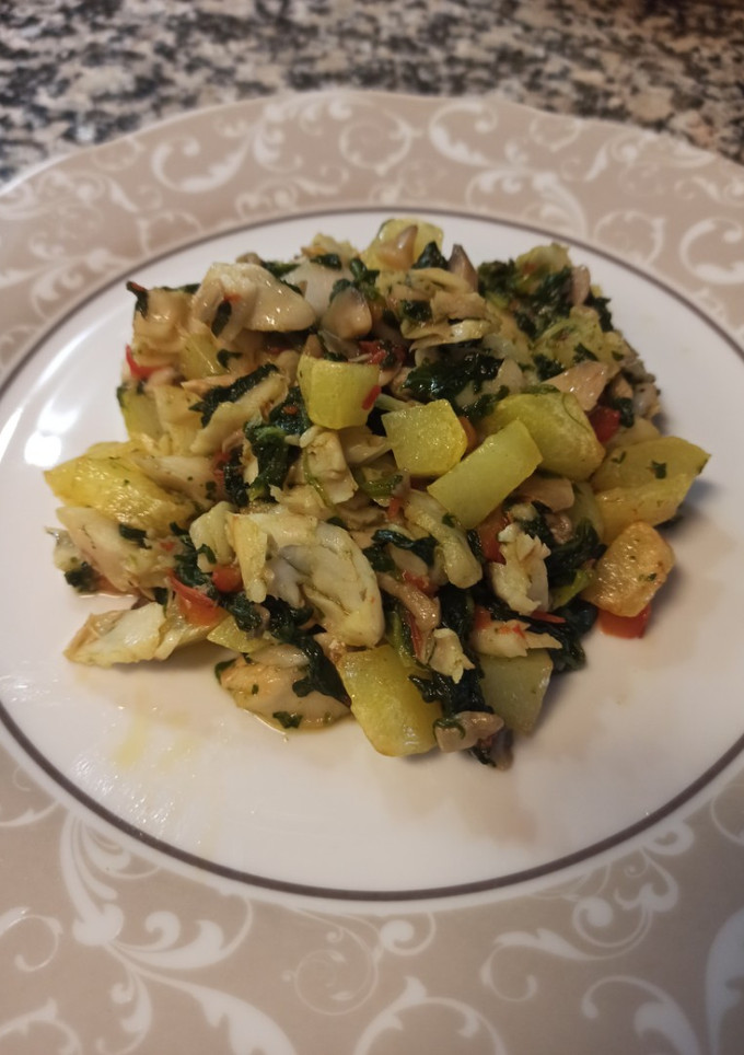 Una foto de Revuelto de merluza con verduras