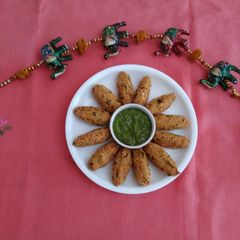 A picture of Fried lauki muthiya.