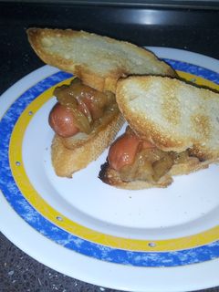 Una foto de Salchichas con salsa de cerveza, cebolla y mostaza