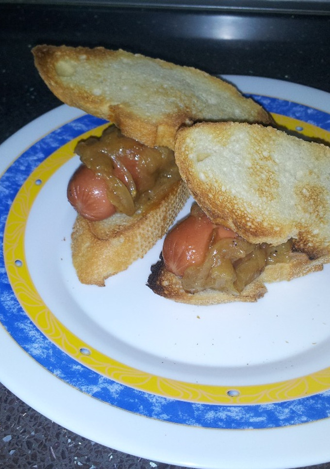 Una foto de Salchichas con salsa de cerveza, cebolla y mostaza