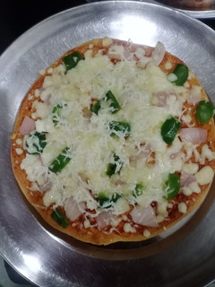 पिज़्ज़ा (pizza recipe in Hindi) रेसिपी मुख्य फोटो