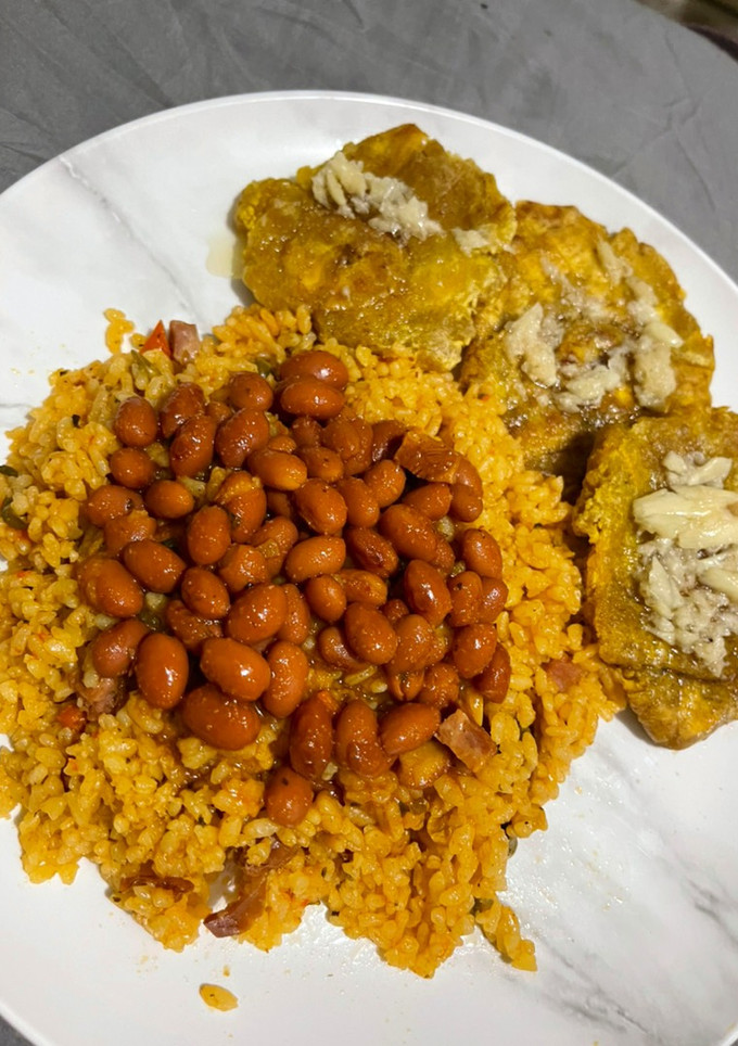 Una foto de 🍛 Arroz con Salchichas 🍛