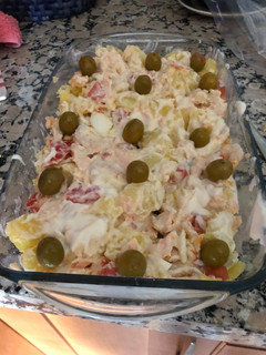 Una foto de Ensalada de salmón y gambas suave, rica y fácil