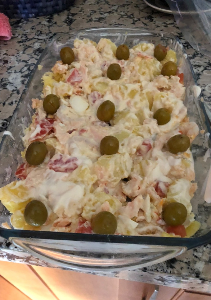 Una foto de Ensalada de salmón y gambas suave, rica y fácil