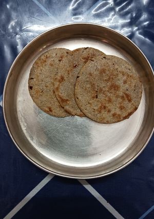 A picture of Bran flour, Oats, and Multigrain Atta Masala Bhakhri.