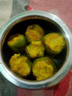 भरवा शिमला मिर्च (bharwan shimla mirch recipe in hindi) रेसिपी मुख्य फोटो