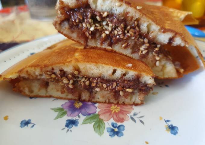 Le moyen le plus simple de Préparer Parfait Pancake Indonésien Martabak
Sucré au Nutella et Sésame